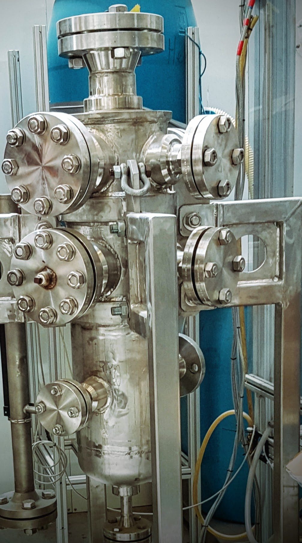 The Lynx 250 gas/liquid separator, a stainless steel pressure vessel with bolted flanges, rigged for high pressure testing in 2016.